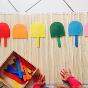 Une activité manuelle et pedagogique pour réaliser des pots de fleurs de couleur selon la méthode Montessori. Ce jeu permet de différencier les nuances de couleurs, de les associer et d'exercer la motricité fine de l'enfant. copie