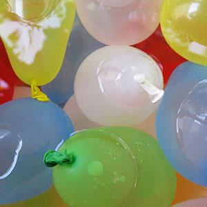 La bombe à eau est un classique des jeux d'eau que les enfants adorent. Des petits ballons de baudruche remplis d'eau pour que les enfants s'amusent à se lancer pour démarrer une véritable bataille ! Un jeu rafraîchissant idéal pour les jours de grande ch