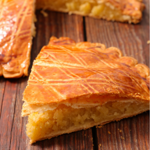 Galette des rois à la frangipane : la délicieuse recette pour fêter l'Epiphanie ! Profiter d'un moment familial en préparant une galette des rois à la frangipane, vous pourrez la déguster en famille en essayant de deviner qui tombera sur la fève.