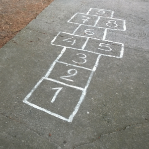 La marelle est un jeu de craie qui se joue souvent dans les cours de récréation. Un jeu qui permet de travailler l'équilibre des enfants, d'apprendre à compter et aussi à améliorer leur adresse. Facile à mettre en place et ne nécessitant que d'une craie e