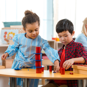 La pédagogie Montessori est une méthode d’éducation qui permet à l’enfant d’évoluer à son propre rythme. Cette méthode place l’enfant au centre de son apprentissage et favorise l’expérience, la liberté, l’autodiscipline et l’autonom