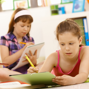 Le jeu du baccalauréat est un jeu de réflexion et de rapidité. Un jeu très populaire et facile à organiser. Il faut trouver un maximum de mots qui commence par la lettre désignée. Un jeu idéal pour un anniversaire ou au centre aéré pendant les vacances.