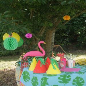 Activité de bricolage enfants pour réaliser un buffet d'anniversaire tropical
