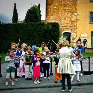 Le chef d'orchestre est un jeu d'observation très amusant pour les enfants ! On le retrouve souvent dans les centres aérés. Il est idéal à jouer lorsque les enfants se retrouvent à plusieurs comme au centre aéré ou pendant un anniversaire.