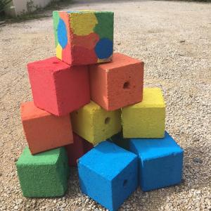 Une activité manuelle à faire avec les enfants pour réaliser un jeu de pétanque en bois. Ce jeu est réalisé à partir de cube de palette en bois, de peinture et de vernis. Un bricolage facile et rapide à faire. Les enfants pourront jouer partout avec ce je