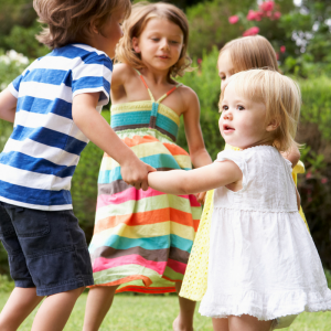 Le jeu de ronde du muguet est un jeu pour maîtriser son corps et ses émotions sur le thème du 1er mai et de la fête du travail. Les enfants récitent une petite comptine et s’arrêter à la fin. Le premier qui bouge ou qui rit a perdu.