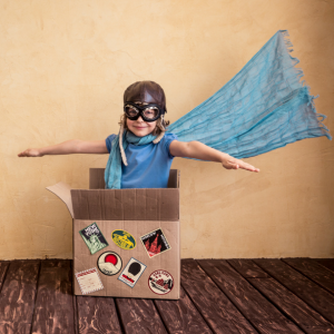 Le jeu du pousse carton consiste à pousser un carton à l'aide d'une balle ou d'un ballon jusqu'à un mur ou une ligne. Deux équipes s'affrontent. Les enfants lancent chacun leur tour. Un jeu idéal pour animer un anniversaire ou une fête !