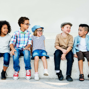 Jeu du singe : un jeu de devinette pour essayer de trouver à quel mot pense le joueur ! Un jeu qui mêle réflexion et rapidité qui ne demande aucun matériel. Il peut se jouer partout, et est idéal pour faire patienter les enfants.