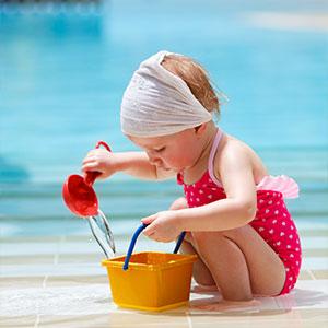 Le jeu du transfert est un jeu d'eau destiné aux plus petits. Il leur permet de jouer et de travailler leur dextérité et leur concentration. Le but du jeu est simple : transférer de l'eau d'un sceau à un autre à l'aide d'une petite pelle en plastique ou u