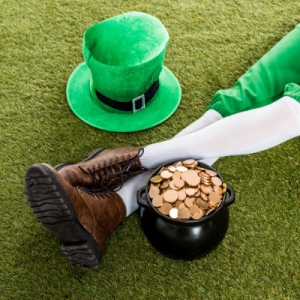 Le Leprechaun et son trésor sont aussi associés à la saint Patrick que le trèfle et sa couleur verte. Le Leprechaun est un personnage classique du folklore irlandais. L’Irlande étant le pays