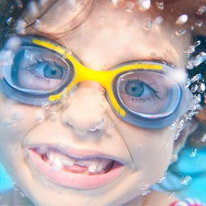 Le message secret est un jeu d'eau idéal à faire à la piscine. Il faut faire deviner des mots ou des phrases et le tout la tête sous l'eau ! Un jeu qui permet de s'amuser tout en restant au frais ! De plus vous n'aurez besoin que de lunettes de plongée po