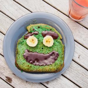 Découvrez comment réaliser ce monstrueux pain perdu monstre qui sera englouti par vos petits monstres le jour d'Halloween. C'est une recette parfaite pour Halloween et très drôle à faire avec les enfants qui pourront créer des têtes aux monstres.