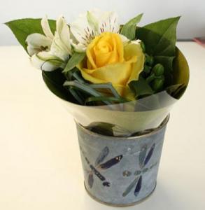 Les fiches de bricolage sur le thème des fleurs, les fleurs toutes les fleurs en papier découpé et collé, des fleurs en plastique recyclé, des fleurs peintes ou encore des fleurs découpées dans des serviettes et collées sur des objets pour les dé