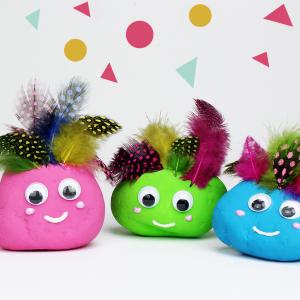 Une superbe décoration de Carnaval ! Ces galets rigolos et colorés sont une activité parfaite pour le Carnaval. Une activité récup et très simple à réaliser avec les enfants de tout age.