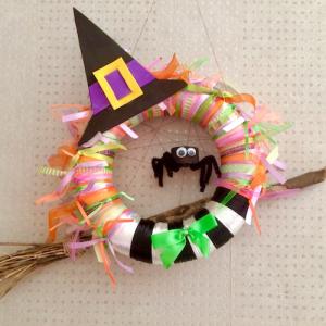 Une jolie couronne de sorcière d'Halloween à accrocher sur sa porte d'entrée le soir de la chasse aux bonbons à Halloween. Les enfants adoreront voir cette couronne d'Halloween avec son chapeau de sorciere et son araignée devant la porte d'entrée avant de