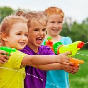 Les pistolets à eau font parti des jeux d'eau les plus populaires auprès des enfants. Chaque été les enfants adorent ressortir leur pistolet à eau pour jouer et se rafraîchir ! Jouer à tirer sur des cibles, à faire la bataille, aux cowboys...