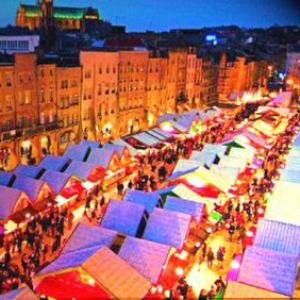 Une sélection des 10 plus beaux marchés de Noël en France.
En 2020, vu la situation sanitaire, il faut bien se renseigner pour savoir si les marchés auront bien lieu ou non, et sous quelle forme.