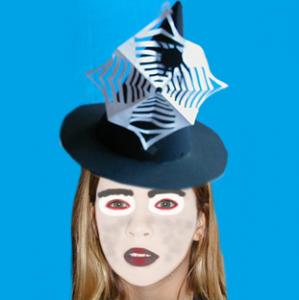 Comment réaliser un maquillage de sorcière blanche ? Une idée de maquillage de sorcière à la peau blanche pour déguiser votre enfant. Ce maquillage de sorcière très simple peut être réalisé pour une soirée d'Halloween ou pour aller à la chasse aux bonbons