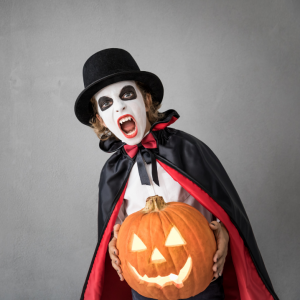 Un maquillage de vampire plus vrai que nature ! Ce maquillage d'Halloween est simple à réaliser et aussi très rapide. Les vampires sont toujours très appréciés par les enfants à Halloween et grâce à ce pas-à-pas, vous pourrez transformer votre enfant en l