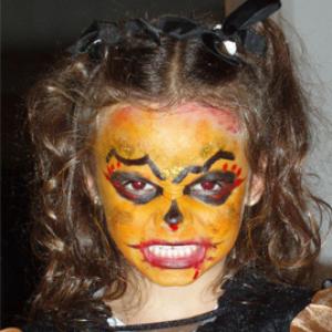 Comment réaliser un maquillage de sorcière maléfique d'Halloween. Un maquillage de sorcière à la peau orange. Normal, cette sorcière a certainement mangé trop de citrouille ! C'est un maquillage idéal pour Halloween !