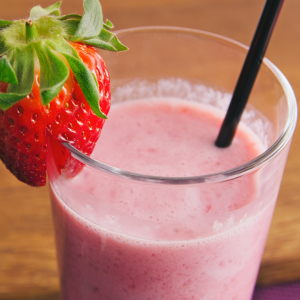 Les enfants aiment beaucoup boire des milk shake et leur préféré est sans doute le milk shake fraise. C’est l’occasion pour les parents de leur faire manger des fruits de saison. Si vous cherchez une recette avec des fraises, cette recette de milk shake f