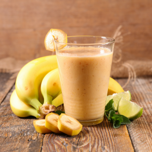 Recette du delicieux milkshake tropical aux fruits frais pour les petits comme pour les grands afin de se rafraichir lorsqu'il fait chaud. Ce milkshake a la banane, a l'ananas et a la mangue sera parfait pour le gouter de tous les gourmands.