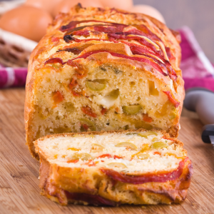 Le cake à la basquaise est une version beaucoup plus ludique du cake salé. Son petit moule en papier et sa version individuelle le rend beaucoup plus séduisant pour les enfants ou pour les apéritifs entre amis