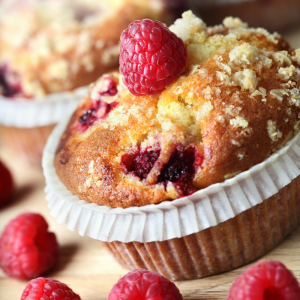 Recette des muffins aux framboises facile à faire avec des enfants et vraiment délicieux pour le gouter et pour le dessert. C'est une recette parfaite à faire au mois de juin et de juillet car les framboises sont très bonnes à ce moment de l'année.
