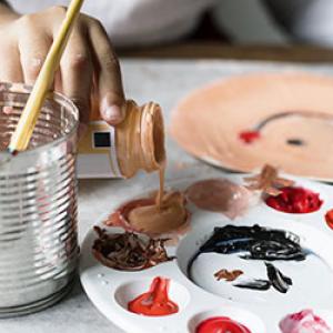 Quelle peinture pour la pâte à sel ? Cette question revient souvent lorsque nous voulons proposer une activité en pâte à sel à nos enfants. Découvrez tous nos conseils et astuces pour peindre sur de la pâte à sel.