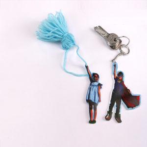 activité de bricolage enfants pour réaliser un porte-clef rigolo en plastique fou