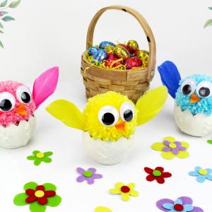 Réalisez ces poussins en pompons qui sortent de leur coquille. Ils sont trop mignons et très doux. Ils sont faits à apritr de pompons et seront parfaits comme décoration de Pâques.