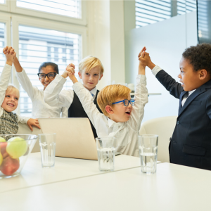 Tête à Modeler a été créé par de jeunes parents qui se posaient 1000 questions sur l’éducation de leurs enfants sans toujours savoir où et à qui s’adresser pour trouver des réponses qu’il s’agisse d’outils ou d’activités pour les aider à grandir et à s’ép