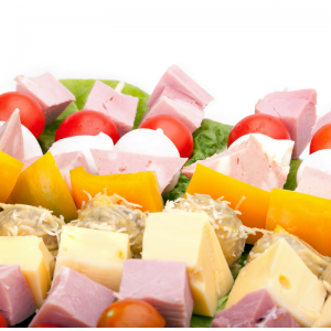 Recette des délicieuses brochettes jambon fromage tomate a realiser avec les enfants pour leur plus grand plaisir. C'est une recette tres simple a realiser et pourtant toujours appreciee par les petits comme les grands