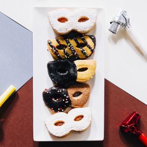 Découvrez comment réaliser une Recette pour faire des biscuits de Carnaval. Il seront parfaits à manger pendant le Carnaval et Mardi Gras et sont très drôles à réaliser avec les enfants.
