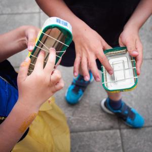 Ne jetez plus vos emballages en métal ! Vous allez pouvoir les récecycler et proposer à vos enfants des superbes bricolages à partir de canettes de soda, de boîtes métalliques et autres conserves de légumes.