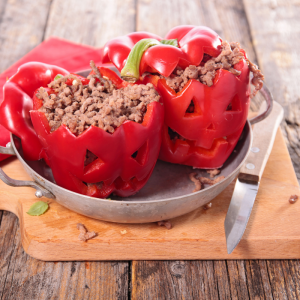 Découvrez comment réaliser ces poivrons farcis pour Halloween. Un repas simple et parfait pour Halloween qui fonctionnera très bien pour un repas spécial Halloween.