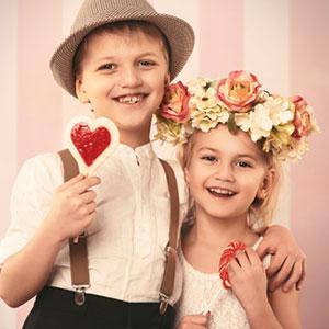 Chaque 14 février, la Saint Valentin nous offre une occasion de célébrer l'amour et les amoureux. Retrouvez nos infos sur l'origine de la Saint Valentin et toutes nos idées d'activités pour fabriquer un cadeau ou une carte de St Valentin avec les enfants.