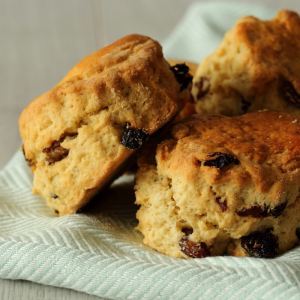 Les scones sont un grand classiques de l'heure du thé anglais. Le scone aux raisins est une variante des scones classiques natures, un peu plus sucrés ils conviennent bien aux goûts des enfants, et ils peuvent êtr