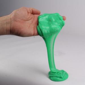 Retrouvez la recette facile et inratable de la slime fluffy. Cette slime DIY est drôle à réaliser et est adorée des enfants du monde entier. Retrouvez le pas-a-pas afin de réaliser cette slime pour le bonheur de vos enfants.