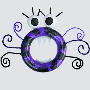 Un tuto en vidéo pour réaliser pas à pas une couronne d'halloween monstre en polystyrène. Une activité manuelle d'halloween facile pour faire une jolie décoration ou pour faire un jeu de gob'tout.