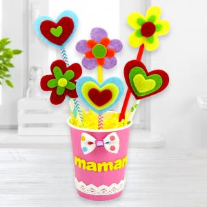 Ce joli bouquet de fleur est parfait à offrir pour la Fête des mères, des pères, des grands-mères pour Noël ou juste pour faire plaisir. Il est fait à partir d'un gobelet et de pailles ce qui fait de lui un diy récup parfait pour un cadeau.