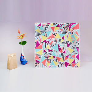 activité de bricolage enfants pour réaliser un tableau art déco en triangles découpés