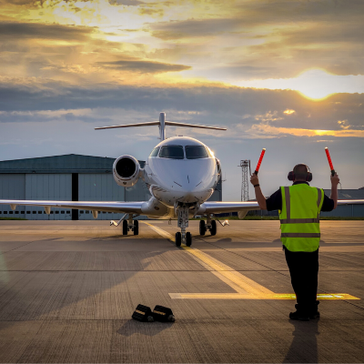 Aérodrome : Mot du glossaire Tête à modeler. Un aérodrome est un terrain spécialement aménagé pour le décollage et l'atterrissage des avions. .