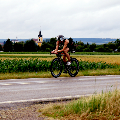 Le triathlon est une discipline des Jeux d'été très exigeante. Les athlètes en compétition sont complets et enchainent 1500 mètres de natation, 40km de vélo et 10km de course à pieds. Retrouvez des infos sur ce sport ainsi que les épreuves.