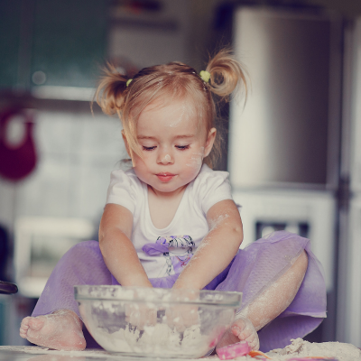 Activités et bricolages de la Chandeleur afin de pouvoir occuper vos enfants sur le thème de cette fête qui tombe le premier week-end de l'année. C'est l'occasion de manger des crêpes mais aussi de proposer aux enfants des tas d'idées d'activités à faire