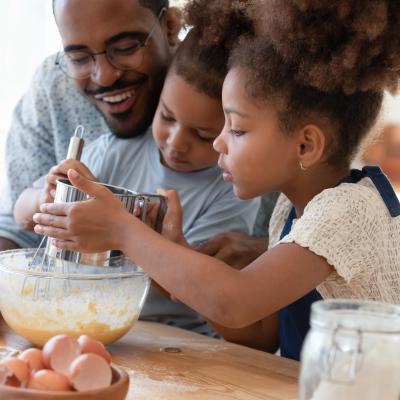 Activité Chandeleur afin de pouvoir occuper vos enfants sur le thème de cette fête qui tombe le premier week-end de l'année. C'est l'occasion de manger des crêpes mais aussi de proposer aux enfants des tas d'idées d'activités à faire en famille. S