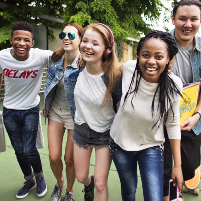 Glossaire Tête à modeler : Adolescence . C'est la période de la vie d'une personne qui se situe entre l'enfance et l'âge adulte.