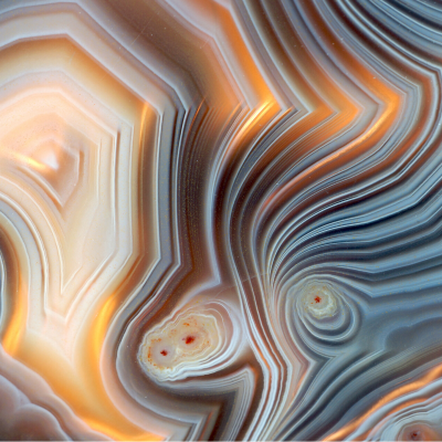 Agate : Mot du glossaire Tête à modeler. L'agate est une pierre très dure formée de couches de couleurs variées. Activités associées.