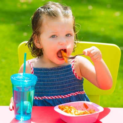Les aliments et boissons que nous mangeons sont scindés en petits éléments au cours de la digestion. Ces petits éléments s'appellent les nutriments.