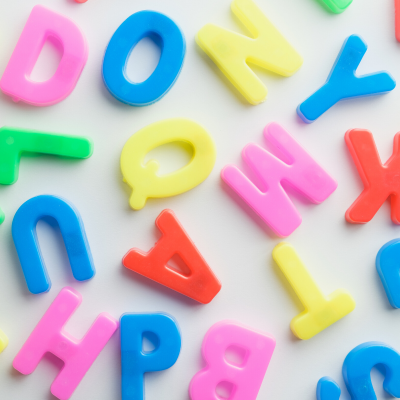 Alphabet : Mot du glossaire Tête à modeler. L'alphabet est l'ensemble des lettres d'une langue classées dans un ordre déterminé. Activités associées.